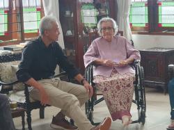 Potret Kedekatan Ganjar Pranowo saat Sowan ke Kediaman Istri Jenderal Hoegeng