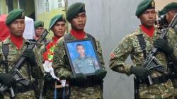 Isak Tangis Keluarga Pecah saat Jenazah Pratu TNI Anumerta Darmawan Tiba di Bandung<