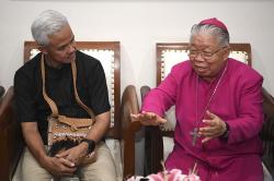 Momen Hangat Capres Ganjar Pranowo Silaturahmi dengan Uskup Agung Merauke