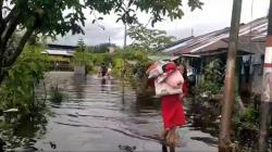 Banjir Rendam Ratusan Rumah di Singkawang, Warga Ngungsi ke Aula Kelurahan<
