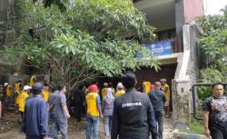 Rumah Pendiri Arema Lucky Acub Zaenal Dieksekusi PN Malang, Barang-Barang Dikeluarkan Paksa <