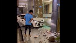 Viral Mobil Matik Tabrak Lobi Hotel di Batam, Pengendara Diduga Salah Injak Gas