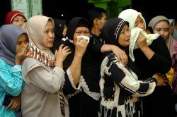 Isak Tangis Keluarga Terima Jenazah Pekerja Bangunan yang Tewas Ditembak KKB
