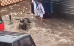 Banjir Bandang Terjang Jalan Raya Pujon Malang, Pengendara Motor Terseret 