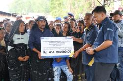 Penyerahan Santuan kepada Ahli Waris Prajurit TNI Gugur Ditembak KKB Papua