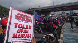 Ribuan Buruh Lumpuhkan Arus Lalu Lintas di Simpang Padalarang KBB<