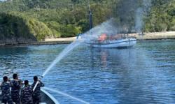 TNI AL Kerahkan KRI Kapak-625 Bantu Kapal Wisata Terbakar di Raja Ampat