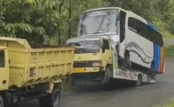 Viral Truk Gendong Bus Diderek Dump Truck, Nekat Lewati Tanjakan