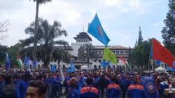 Ribuan Buruh Kembali Kepung Gedung Sate, Desak UMK 2024 Ditetapkan Seusai Ajuan Daerah<