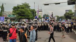 Buruh-Polisi Berhadapan di Lampu Merah Pasteur Bandung, Suasana Sempat Memanas<