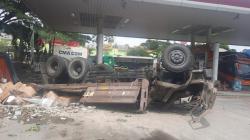 Kecelakaan di Tol Cipularang, Fuso Nyelonong lalu Terbalik di Rest Area 97, Sopir Tewas<