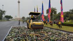 Satpol PP DKI Musnahkan 12.031 Botol Miras Ilegal di Monas, Hasil Razia Setahun