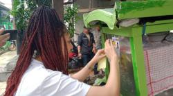 Di Tengah Guyuran Hujan, Caleg Partai Perindo Siti Tuti Susilawati Sapa Warga Bandung<
