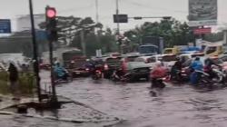 Hujan Deras Guyur Bandung, Gedebage-Panyileukan Terendam Banjir<