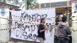 Viral, Warga Kabandungan Sukabumi Segel Kantor Desa, Kecewa soal ADD  <