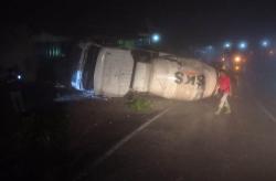 Kecelakaan di Kulonprogo, Truk Molen Terguling usai Tabrak Tebing dan Rumah