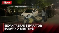 Sedan Ringsek Tabrak Separator Busway di Menteng, Pengemudi Wanita Diduga Mabuk
