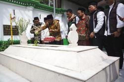 Cawapres Mahfud MD Ziarah ke Makam Para Pendiri Nahdlatul Ulama