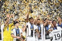 Selebrasi Timnas Jerman Angkat Trofi Piala Dunia U-17