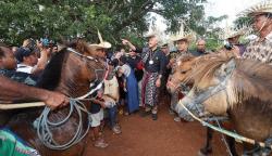 Kagumi Tradisi Hus Tarian Berkuda Massal di Pulau Rote, Joki: Kami Semua Dukung Pak Ganjar!