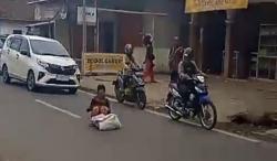 Wanita Diduga ODGJ Berulah di Jalan Raya Karangpawitan Garut, Lalu Lintas Sempat Macet<