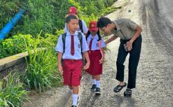 Berkunjung ke Toraja, Alam Ganjar Menginap di Rumah Warga hingga Antar Anak-Anak Sekolah
