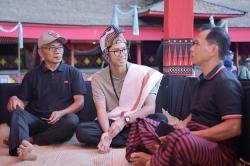 Momen Alam Ganjar Nikmati Kebersamaan di Toraja, Dialog dengan Warga hingga Antar Anak SD Bersekolah