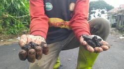 Sepekan Diperbaiki, Aspal Jalan Desa di KBB Sudah Terkelupas<