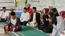 Safari Politik ke Cianjur, Siti Atiqoh Ganjar Sowan dan Ziarah ke Makam Mama Gelar<