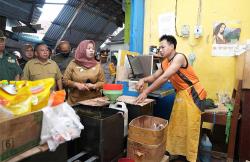 Blusukan di Pasar Pakem, Bupati Sleman Kustini Pastikan Stok Sembako Aman Jelang Nataru<