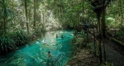 Surga Tersembunyi di Papua Punya Desa Cantik dengan Kali Biru dan Jernih 