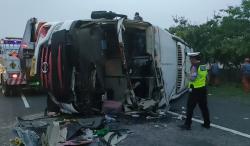 Kecelakaan di Tol Sidoarjo, Bus Tentrem Terguling usai Tabrak Truk, 8 Penumpang Luka<