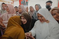 Siti Atikoh Awali Safari di Jabar dengan Menyapa Ratusan Emak-Emak Cianjur<