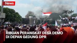 Aksi Bakar Ban Warnai Demo Perangkat Desa di Depan Gedung DPR