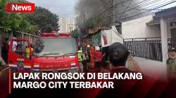 Lapak Barang Rongsok di Belakang Margo City Terbakar, Asap Hitam Membubung Tinggi 