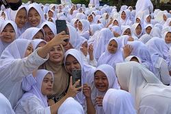 Momen Siti Atikoh Disambut Hangat Para Santri di Tasikmalaya<