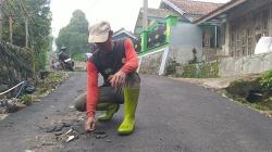 Aspal Mengelupas usai Diperbaiki Ternyata Berasal dari Dana Pokir Anggota DPRD KBB<