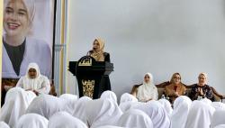 Siti Atikoh Ajak Santri-Santriwati Tuntut Ilmu Sejak Dini, Bagai Mengukir di Atas Batu