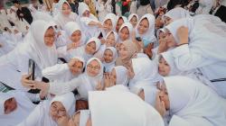 Doa Bersama di Ponpes Cipasung Tasikmalaya, Santriwati Panggil Ibu Mertua ke Atikoh Ganjar<