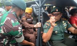 Momen Komandan Banteng Raider Sopiri Sanjoto Penguji SIM Jenderal Ahmad Yani Keliling Markas<