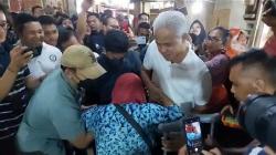 Momen Ganjar Bantu Pengemis Disabilitas Berdiri saat Kunjungi Pasar di Balikpapan