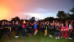 Momen Presiden Jokowi Menari Ja’i Bersama Warga NTT usai Main Sepak Bola