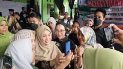 Siti Atikoh Datangi Ponpes di Ciamis, Santriwati Minta Beasiswa Dipermudah <