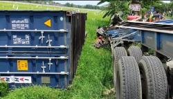  Kecelakaan di Jalan Lingkar Selatan Pati, Trailer Ditabrak Truk hingga Terperosok ke Sawah<