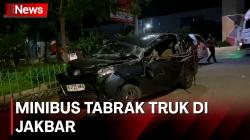 Minibus Ringsek Usai Seruduk Truk yang Menepi di Pinggir Jalan Jakbar
