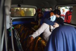 Isak Tangis Keluarga Sambut Jenazah Pendaki Gunung Marapi