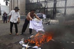 Perangkat Desa Bakar Seragam di Depan Gedung DPR