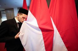 Momen Justin Hubner Jadi WNI, Cium Bendera Merah Putih hingga Bikin E-KTP