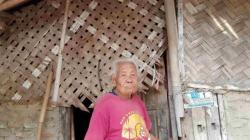  Potret Memprihatinkan Nenek Miskin di Brebes, Tinggal di Gubuk Reyot yang Nyaris Roboh<