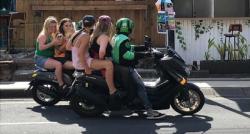 Viral Bule di Bali Bikin Heboh Naik Ojek Bonceng 3, Netizen sampai Geram